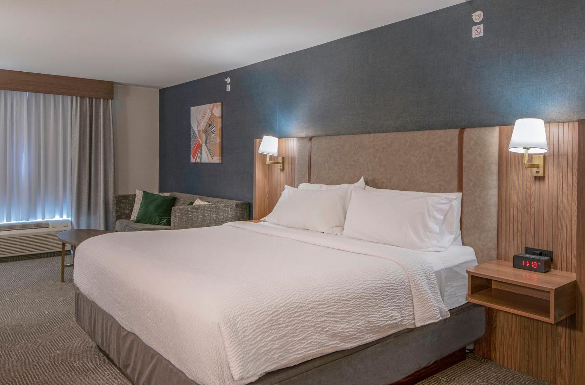 Holiday Inn Hotel And Suites-Kamloops By Ihg Exterior photo